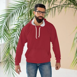 Op de afbeelding: Een rood hoodie met een wit trekkoord. De hoodie heeft een kangoeroezak.