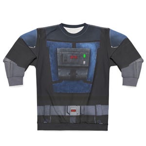 Puede incluir: Sudadera negra de manga larga con un estampado detallado de un dise&ntilde;o de armadura futurista. El dise&ntilde;o incluye elementos azules, grises y negros, con un panel central y detalles de cintur&oacute;n. Las mangas tienen detalles grises y negros, y el cuello es blanco.
