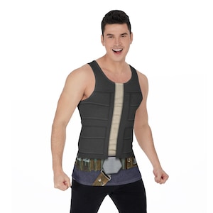Pode incluir: Uma camisa preta sem mangas com um design estampado de um colete e um cinto. A camisa tem uma faixa bege no centro.