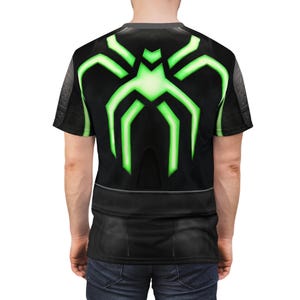 Peut inclure: T-shirt noir avec un motif d'araign&eacute;e vert fluo au dos. Le graphisme a un effet lumineux, et le t-shirt a une esth&eacute;tique sportive et futuriste. Le t-shirt est &agrave; col rond et &agrave; manches courtes.