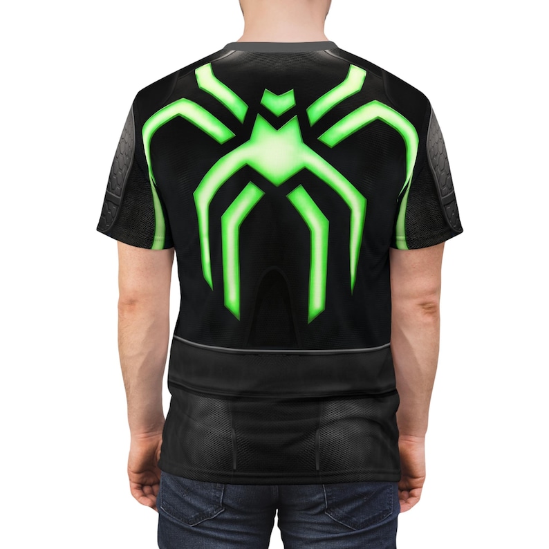 Peut inclure: T-shirt noir avec un motif d'araign&eacute;e vert fluo au dos. Le graphisme a un effet lumineux, et le t-shirt a une esth&eacute;tique sportive et futuriste. Le t-shirt est &agrave; col rond et &agrave; manches courtes.