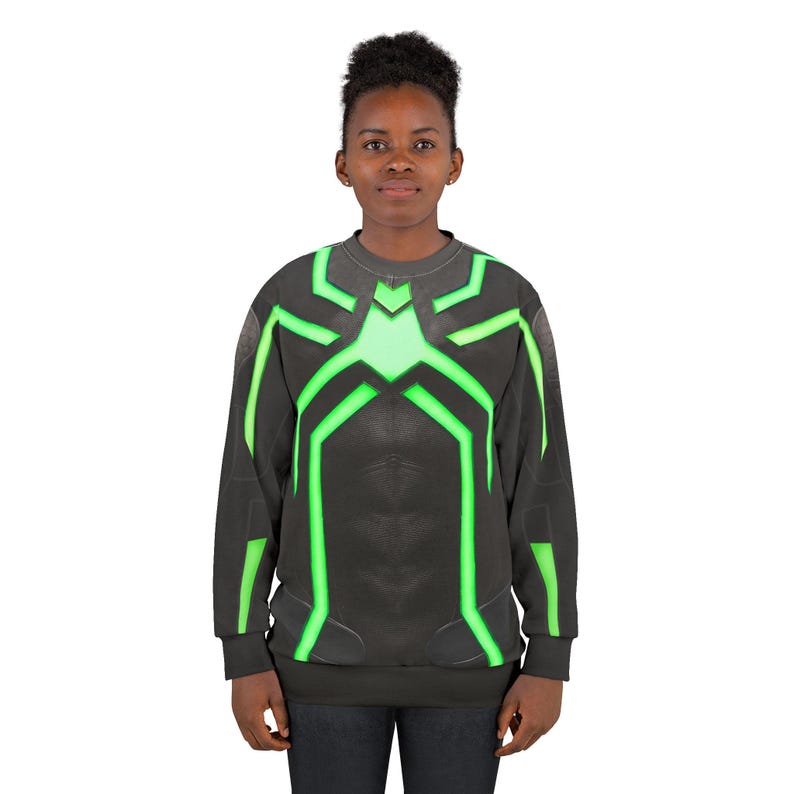 Op de afbeelding: Zwart sweatshirt met een neon groen spinnenwebontwerp over de borst en schouders. Het ontwerp heeft een gloeiend effect. Het sweatshirt wordt door een persoon gedragen.