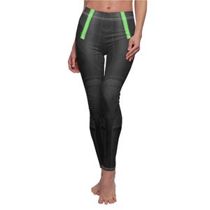 Puede incluir: Leggings negros con un dise&ntilde;o texturizado y detalles en verde ne&oacute;n. Los leggings tienen una cintura alta y una silueta ajustada. Los detalles en verde ne&oacute;n est&aacute;n en la cintura y en los laterales.