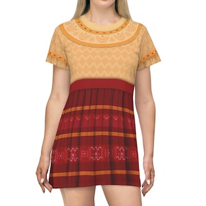 Puede incluir: Un vestido de manga corta con la parte superior amarilla y naranja y la falda roja. El vestido tiene un patrón geométrico y un cuello con volantes.