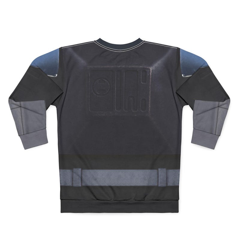 Puede incluir: Sudadera negra de manga larga con un dise&ntilde;o texturizado. La sudadera presenta una combinaci&oacute;n de colores gris oscuro y azul con un dise&ntilde;o rectangular en la espalda. Las mangas tienen paneles grises. El cuello tiene costuras blancas.