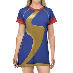 Puede incluir: Un vestido de camiseta azul y dorado con un diseño de rayo. El vestido tiene ribetes rojos en las mangas.