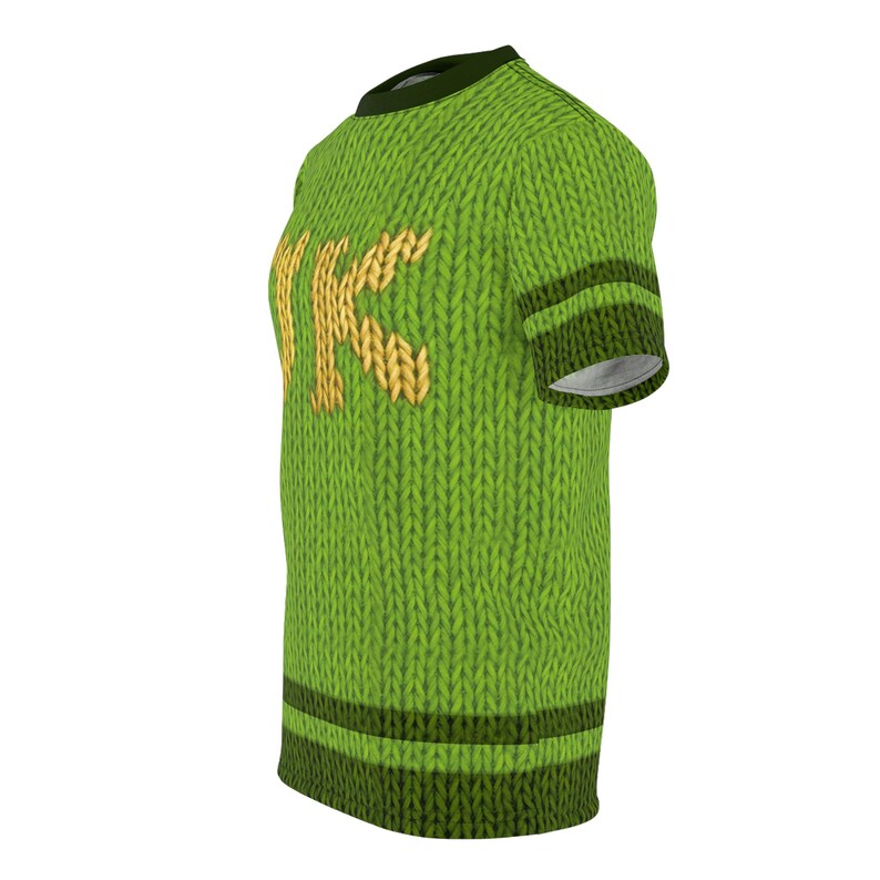K&ouml;nnte beinhalten: Gr&uuml;nes Strick-T-Shirt mit goldfarbenen Buchstaben "MK". Das Shirt hat dunkelgr&uuml;ne Streifen an den &Auml;rmeln und am Saum. Der Kragen ist dunkelgr&uuml;n.