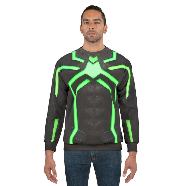 Op de afbeelding: Een donkergrijs sweatshirt met een neon groen geometrisch ontwerp over de borst en schouders. De longsleeve heeft een ronde hals en wordt gedragen door een persoon in een blauwe jeans.