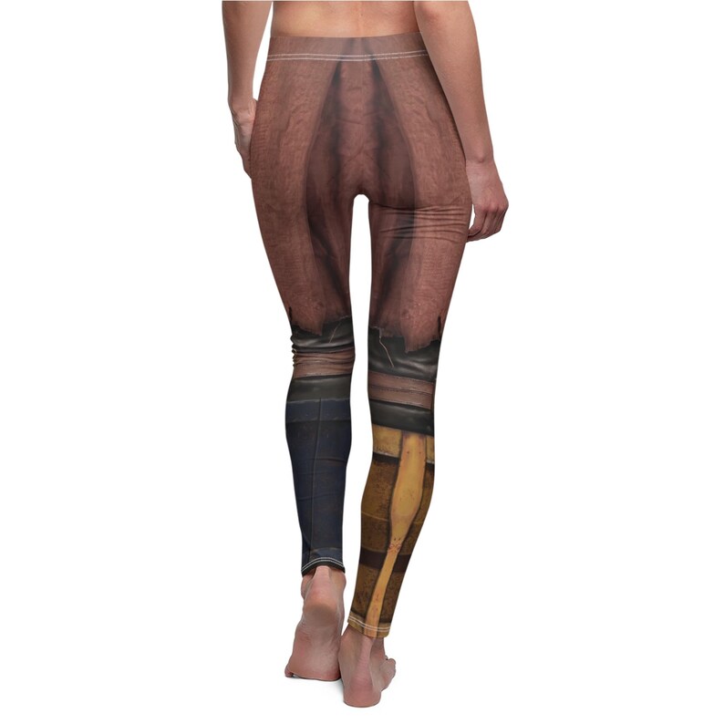K&ouml;nnte beinhalten: Leggings mit einem einzigartigen Aufdruck, der ein braunes, strukturiertes Design zeigt, das an Holz und Leder erinnert. Die Leggings haben eine hohe Taille und eine figurbetonte Silhouette, mit einer Mischung aus Braun-, Schwarz- und Beiget&ouml;nen.