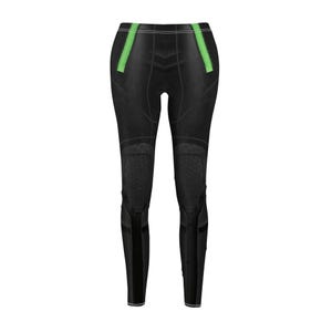 Puede incluir: Leggings negros con detalles verdes. Los leggings presentan un dise&ntilde;o texturizado en las rodillas y rayas verdes en los laterales. Fabricados con un material el&aacute;stico, est&aacute;n dise&ntilde;ados para la comodidad y la flexibilidad. Estos leggings son adecuados para diversas actividades.