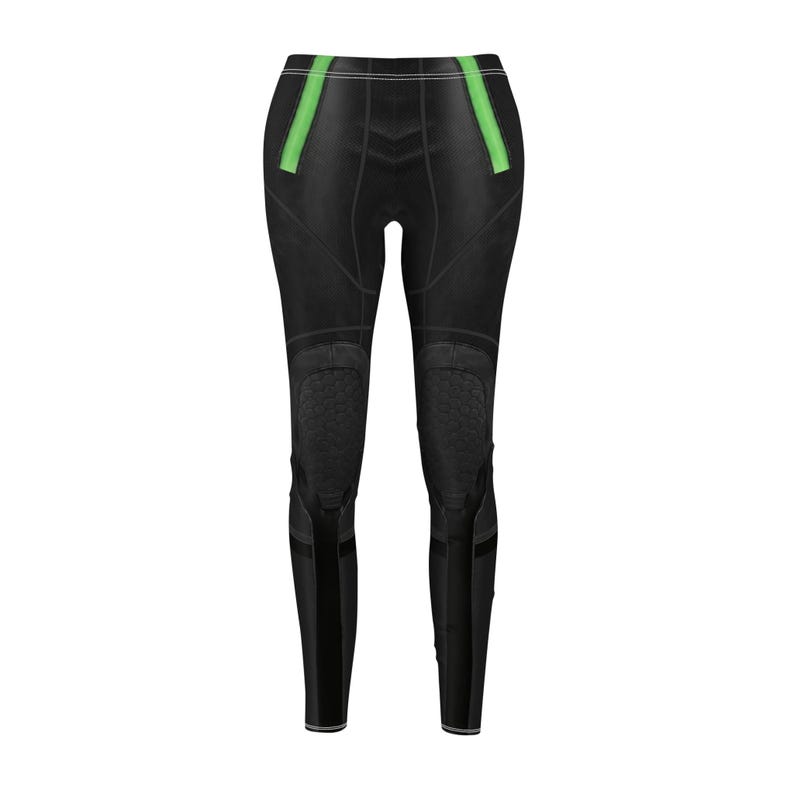 Puede incluir: Leggings negros con detalles verdes. Los leggings presentan un dise&ntilde;o texturizado en las rodillas y rayas verdes en los laterales. Fabricados con un material el&aacute;stico, est&aacute;n dise&ntilde;ados para la comodidad y la flexibilidad. Estos leggings son adecuados para diversas actividades.