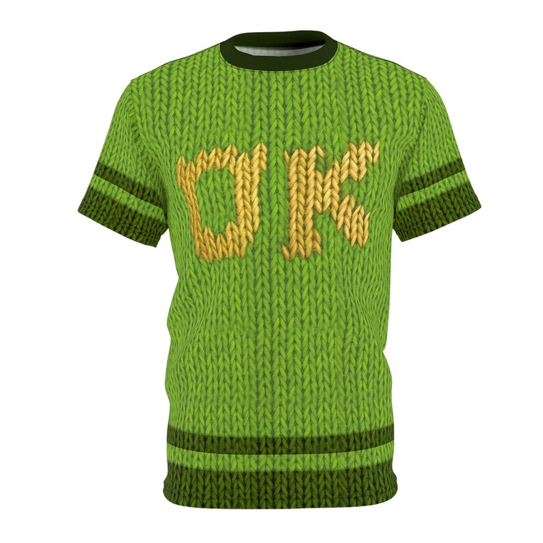 K&ouml;nnte beinhalten: Gr&uuml;nes T-Shirt im Strick-Look mit den Buchstaben "DK" in Gold. Das Shirt hat dunkelgr&uuml;ne Streifen an den &Auml;rmeln und am Saum. Der Kragen ist dunkelgr&uuml;n.