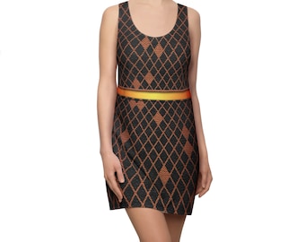 Könnte beinhalten: Ein schwarzes ärmelloses Kleid mit braunem Rautenmuster und einem gelben und orangenen Gürtel.