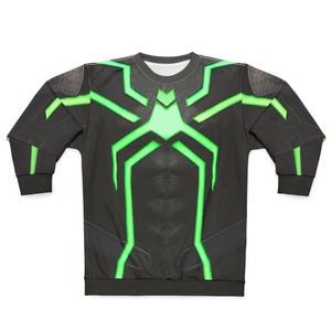 Op de afbeelding: Zwart sweatshirt met een groen, spinnenachtig ontwerp op de borst en armen. Het ontwerp omvat een centraal embleem en lijnen die over het kledingstuk lopen. De mouwen hebben een getextureerde uitstraling, die doet denken aan een superhelden kostuum.