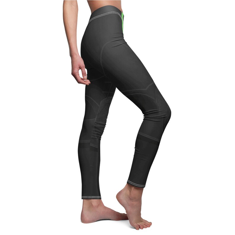 Puede incluir: Leggings negros con un dise&ntilde;o geom&eacute;trico. Los leggings tienen una cintura alta y un corte ajustado. Las costuras est&aacute;n acentuadas con pespuntes blancos. La cintura tiene un acento verde.