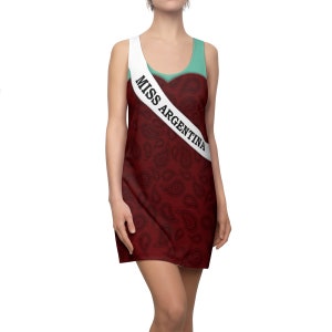 Könnte beinhalten: Ärmelloses Kleid mit bordeauxfarbenem Paisley-Muster und einem weißen Schärpe mit dem Text "MISS ARGENTINA". Das Kleid hat einen türkisfarbenen Ausschnitt und eine taillierte Silhouette.