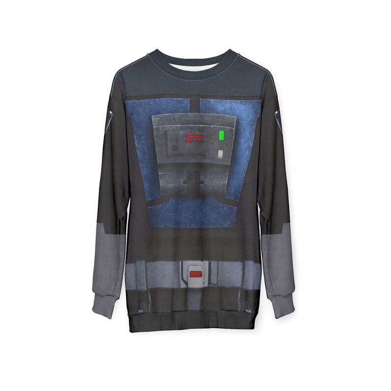 Puede incluir: Sudadera negra de manga larga con un dise&ntilde;o gr&aacute;fico que se asemeja a un disfraz. El dise&ntilde;o presenta una placa pectoral azul con detalles rojos y verdes, un cintur&oacute;n gris y mangas grises. La sudadera es de cuello redondo.