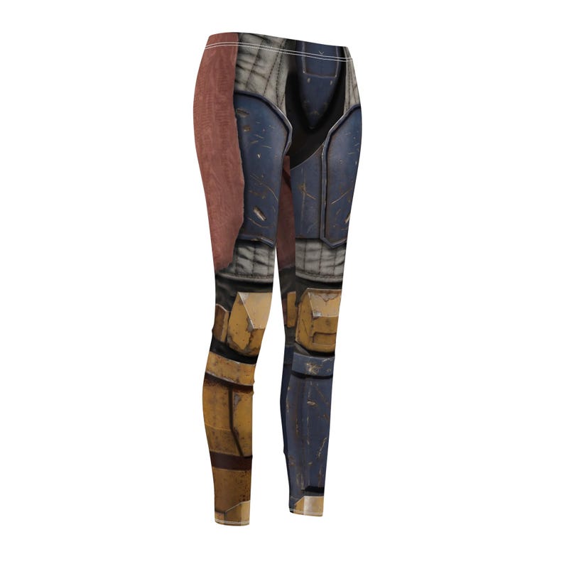 K&ouml;nnte beinhalten: Leggings mit einem Digitaldruck, der einer R&uuml;stung &auml;hnelt. Das Design weist Farbt&ouml;ne von Blau, Braun und Gelb auf und erzeugt ein strukturiertes, metallisches Aussehen. Die Leggings sind figurbetont und wahrscheinlich aus einem dehnbaren Material.
