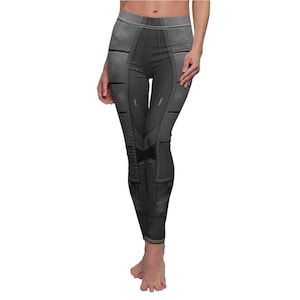 Può includere: Leggings neri con un motivo geometrico. I leggings hanno una leggera lucentezza e una silhouette aderente.
