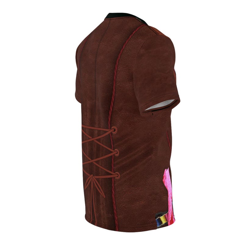 Puede incluir: Camiseta marr&oacute;n con textura similar al cuero y detalles de cordones rojos en el lateral. La camiseta tiene un cuello negro y un gr&aacute;fico colorido en la parte inferior derecha. El dise&ntilde;o da la impresi&oacute;n de un chaleco.