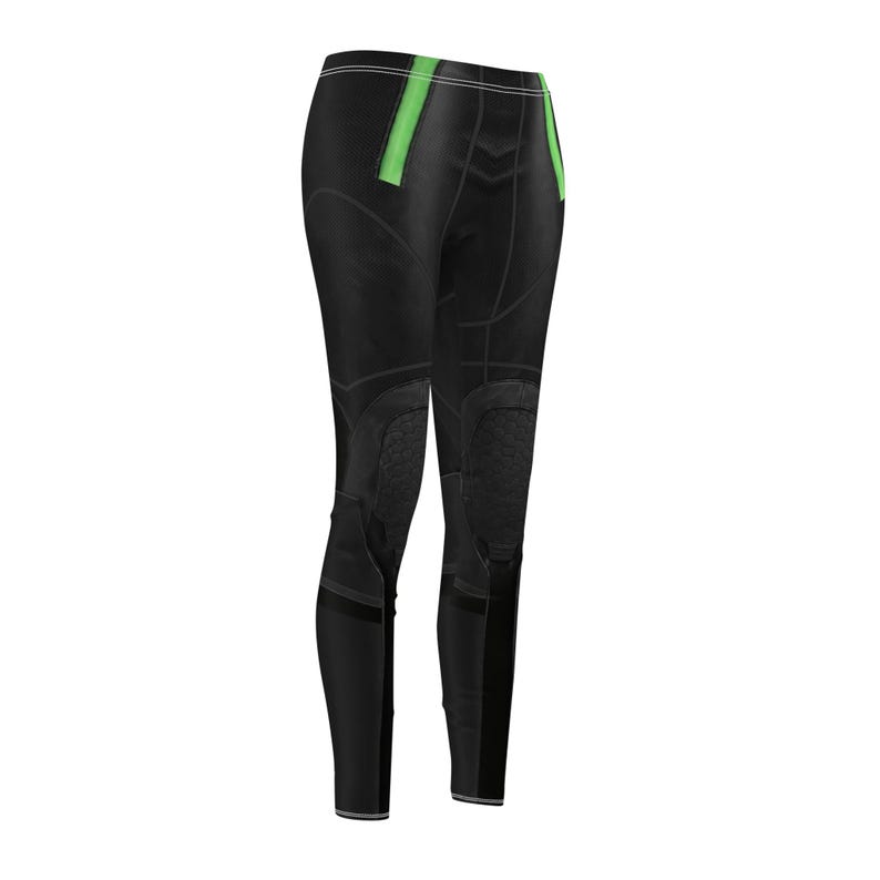Puede incluir: Leggings negros con detalles verdes en la cintura y los laterales. Los leggings tienen un dise&ntilde;o texturizado en las rodillas y la parte inferior de las piernas, con una silueta elegante y ajustada. Dise&ntilde;ados para actividades deportivas.