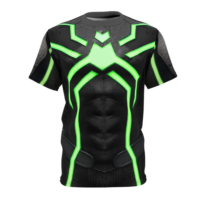 Peut inclure: T-shirt noir avec un motif textur&eacute; et des accents vert n&eacute;on. Le t-shirt pr&eacute;sente un motif g&eacute;om&eacute;trique sur la poitrine et les &eacute;paules, avec un design qui ressemble &agrave; un costume de super-h&eacute;ros. Le t-shirt &agrave; manches courtes a un col rond.