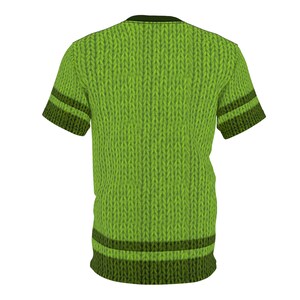 K&ouml;nnte beinhalten: Gr&uuml;nes T-Shirt mit Strickmuster. Das Shirt hat dunkelgr&uuml;ne Streifen an den &Auml;rmeln und am Saum. Der Kragen ist dunkelgr&uuml;n.