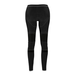 Puede incluir: Leggings negros con paneles de malla en las rodillas y la parte inferior de las piernas. Los leggings tienen una cintura alta y un detalle de rayas blancas en la parte superior e inferior de las piernas. La tela parece ser el&aacute;stica.