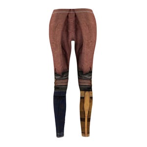 K&ouml;nnte beinhalten: Leggings mit einem einzigartigen Design. Der obere Teil ist braun und strukturiert, w&auml;hrend die Unterschenkel ein dunkelblaues und holzfassartiges Muster aufweisen. Diese hoch taillierten Leggings haben ein detailliertes, realistisches Aussehen.