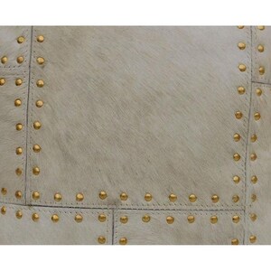 天然皮革クッション、カントリーホーム、40 x 40 cm、ヘアオンレザー、アイボリーレザー、ハンドメイド 画像 5