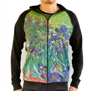 Puede incluir: Una chaqueta negra con cremallera con un estampado colorido de iris y amapolas. La impresión es una reproducción de una pintura famosa.