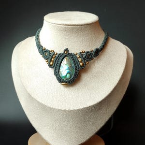 Choker in macramè con conchiglia di abalone: collana in cristallo boho con perline in ottone, girocollo blu fatto a mano