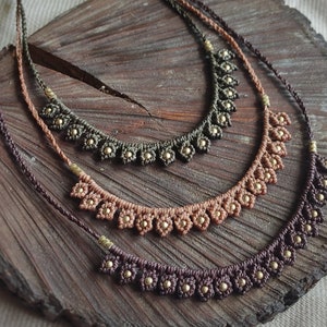 Litet makraméhalsband Sommarpärlhalsband Minimalistiskt halsband med mässingspärlor