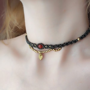 Makramé Choker: Boho ädelstenshalsband med mässingspärlor