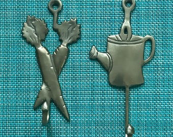 Vintage Watering Can Crossed Carrots Garden Wall Hooks, Pewter-Tone Metal (1994)