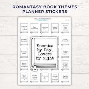 Puede incluir: Pegatinas para planificador con temática de libros. Las pegatinas presentan títulos de libros como "Enemies to Lovers" y "Enemies by Day, Lovers by Night". Las pegatinas son blancas con texto negro y están diseñadas para un planificador.