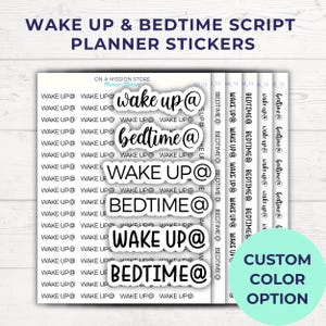 Può includere: Adesivi per planner con le parole "WAKE UP" e "BEDTIME" in corsivo. Gli adesivi sono bianchi con testo nero e un'opzione colore personalizzata. Progettati per l'uso in un planner.