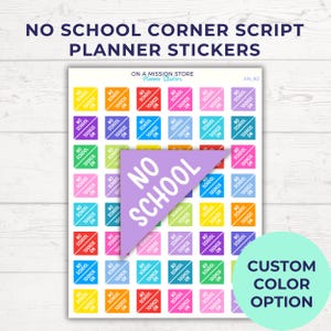 以下が含まれることがあります： さまざまな色の「NO SCHOOL」という文字が入ったプランナーステッカーのシート。ステッカーは対角線デザインの正方形です。大きな紫色の三角形のステッカーには「NO SCHOOL」と書かれています。「CUSTOM COLOR OPTION」という文字も表示されています。