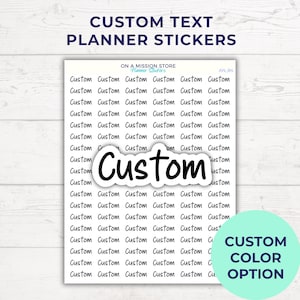 Peut inclure: Feuille d'autocollants de planification de texte personnalisés. Le mot "Custom" est en gras, en noir avec un contour blanc. La feuille présente un motif répété du mot "Custom" en plus petit, en noir. Un cercle vert indique une option de couleur personnalisée.