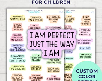 Può includere: Un set di adesivi di affermazione colorati per bambini. Gli adesivi presentano messaggi positivi come "Sono perfetto così come sono" e "Aiuto gli altri quando posso".