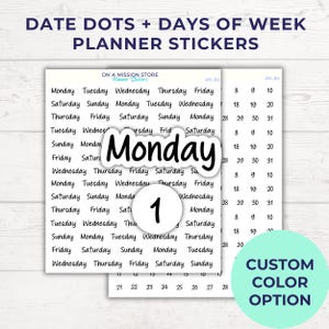 Peut inclure: Autocollants pour planificateur avec points de date et jours de la semaine. Les autocollants incluent les jours de la semaine, des chiffres et le mot "Monday" en gras. Un cercle turquoise avec le texte "CUSTOM COLOR OPTION" est également visible.