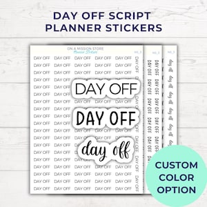Op de afbeelding: Vel plannerstickers met de woorden "DAY OFF" in een scriptlettertype. De stickers zijn wit met zwarte tekst en zijn ontworpen voor gebruik in een planner. De afbeelding bevat ook de tekst "CUSTOM COLOR OPTION".