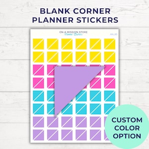 Op de afbeelding: Vel blanco hoekplannerstickers met een kleurrijk ontwerp. De stickers zijn gerangschikt in rijen van gele, roze, blauwe en paarse vierkanten met diagonale lijnen. De tekst "BLANK CORNER PLANNER STICKERS" staat bovenaan. Aangepaste kleuroptie.
