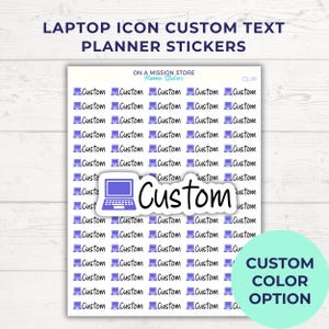 Peut inclure: Feuille d'autocollants pour planificateur avec une icône d'ordinateur portable et le mot "Custom" dans différentes polices. Les autocollants sont dans des tons de violet et de bleu. Le texte en haut indique "Laptop Icon Custom Text Planner Stickers."