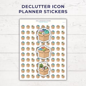 Peut inclure: Feuille d'autocollants pour planificateur avec le texte "DECLUTTER ICON PLANNER STICKERS". Les autocollants présentent des illustrations de boîtes en carton remplies d'articles divers, tels que des vêtements, des livres et des objets ménagers. Les autocollants sont de "ON A MISSION STORE".
