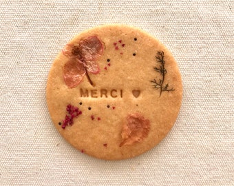 Pack of 10 round personalized flower cookies