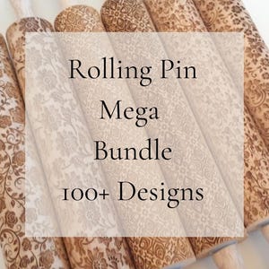 Puede incluir: Un conjunto de cinco rodillos de amasar de madera con diferentes diseños grabados. Los rodillos de amasar están dispuestos en una fila, con el texto "Rolling Pin Mega Bundle 100+ Designs" mostrado en el centro.
