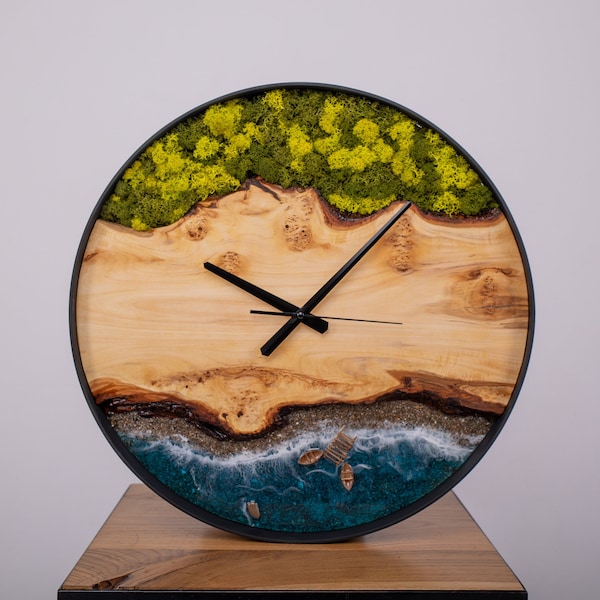 Reloj de pared de madera con musgo, decoración del hogar escandinavo de musgo verde, arte de madera de resina