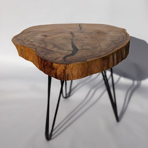Mesa de centro de madera tallada a mano: incrustaciones de resina epoxi negra, patas de metal
