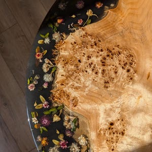 Blommigt svart soffbord i harts: Runt bord i epoxiträ med naturliga kanter bild 2